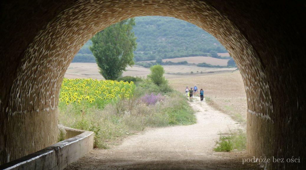 tunel na camino de santiago droga szlak swietego jakuba puente la reina estella relacja hiszpania camino frances paulo coelho