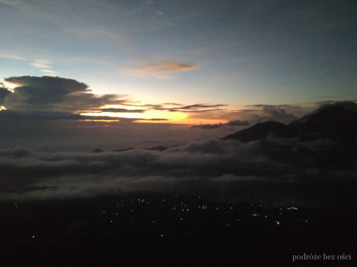 W oczekiwaniu na wschód słońca. Widok z wulkanu Batur, Bali, Indonezja