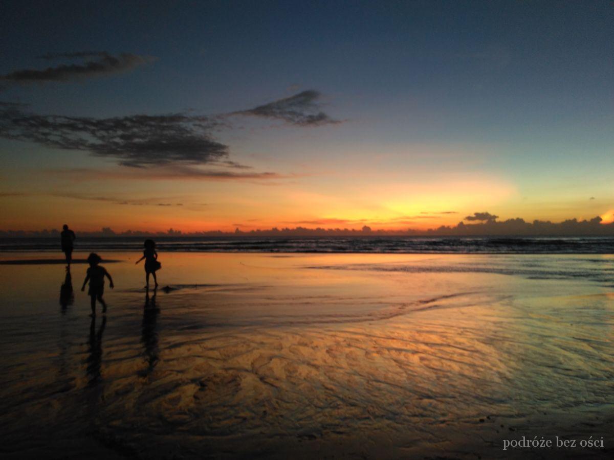 Zachód słońca na plaży w Kucie, Bali, Indonezja