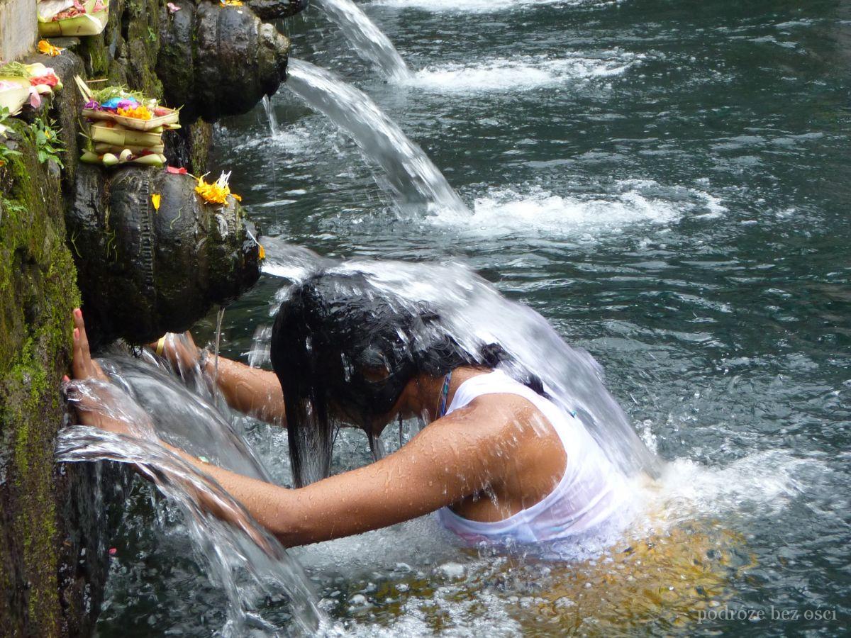 Rytualna kąpiel w Pura Tirta Empul, Bali, Indonezja