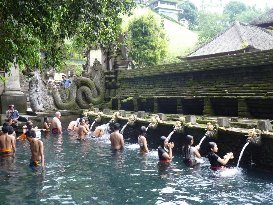 Balijczycy oraz turyści podczas rytuału oczyszczenia w świątyni Tirta Empul, Bali
