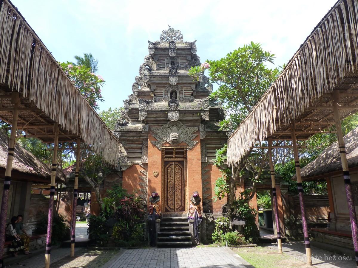 Brama wejściowa w Pałacu Królewskiego Puri Saren Palace, Ubud, Bali