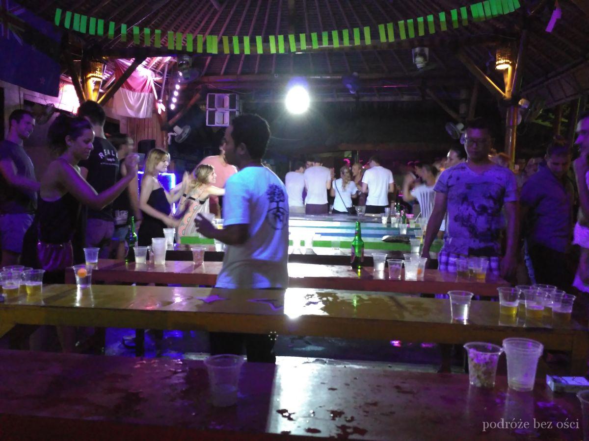 Piwny ping pong w jednym z klubów na Gili Trawangan
