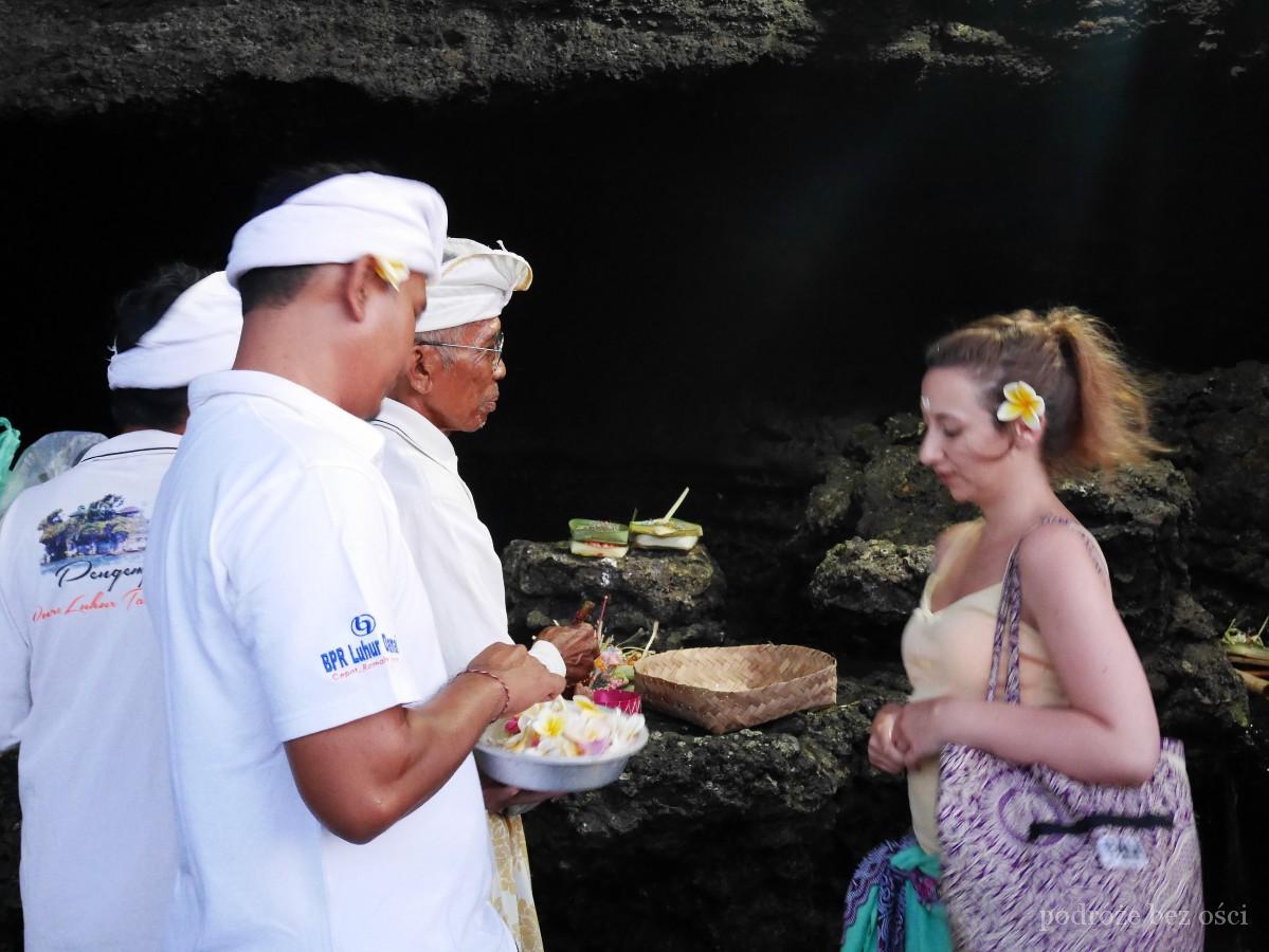 Bramińskie błogosławieństwo w Tanah Lot, Bali, Indonezja