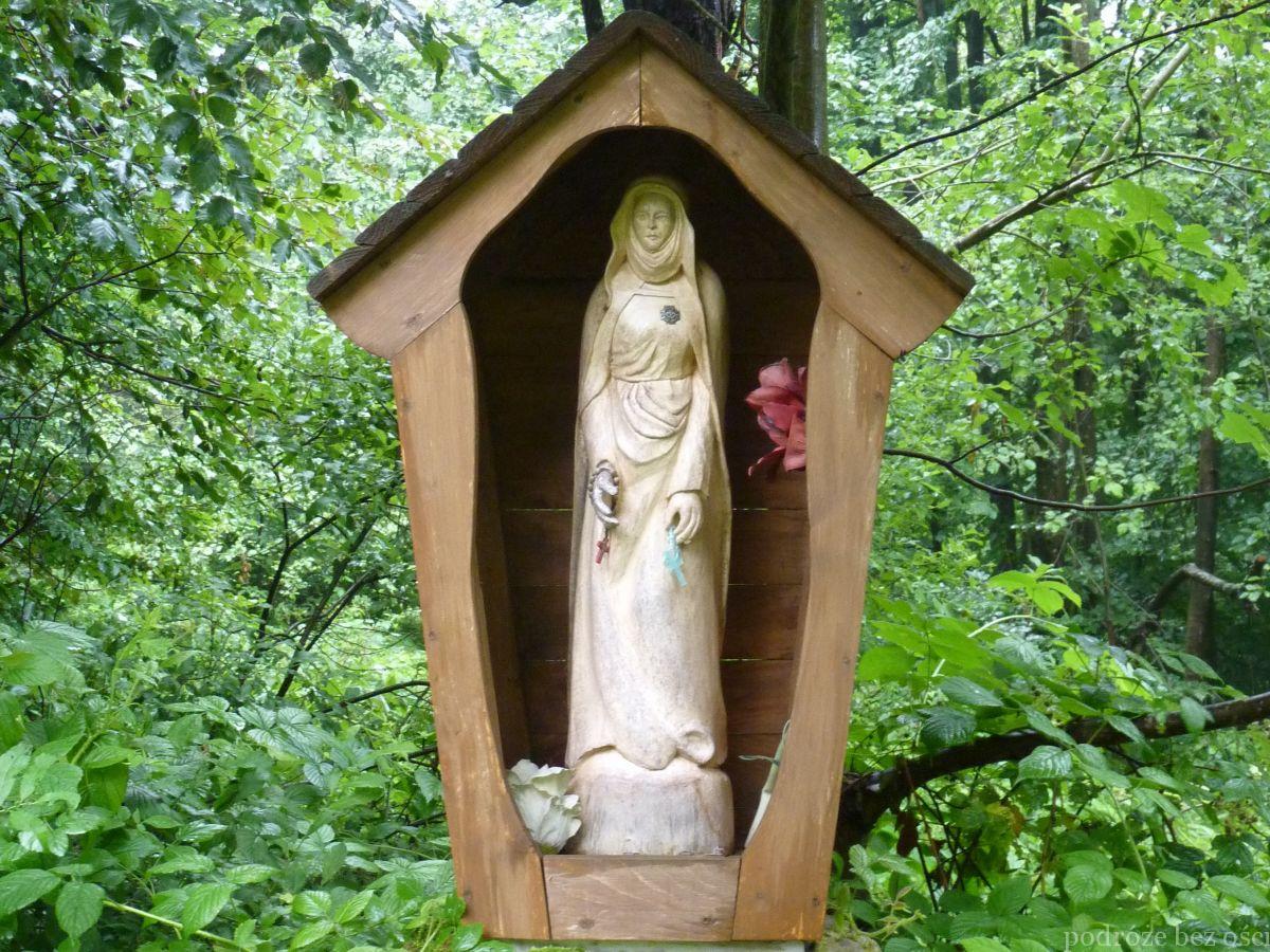 Kapliczka z piękną rzeźbą Matki Boskiej. Bieszczady
