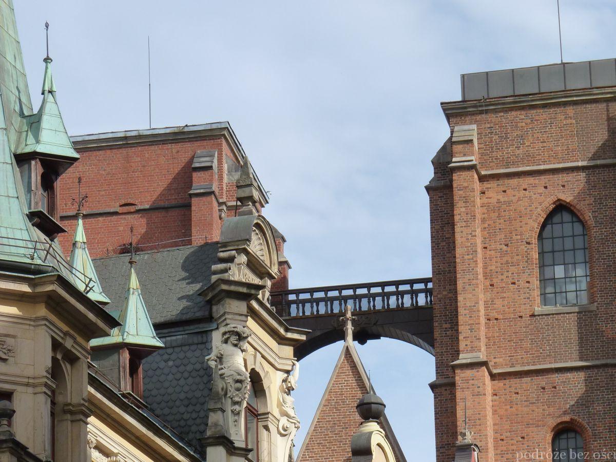 Mostek Czarownic między wieżami kościoła św. Marii Magdaleny, Wrocław