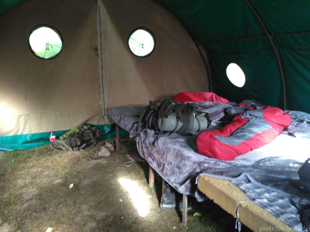 Wnętrze namiotu bazowego Studenckiej Bazy Namiotowej Wisłoczek, Beskid Niski