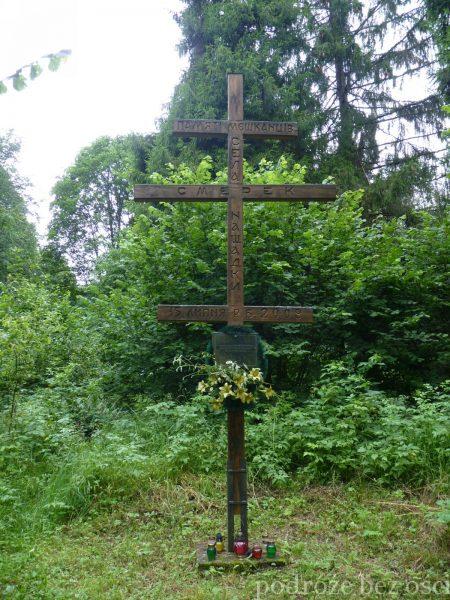 Krzyż i tablica upamiętniająca osoby deportowane z miejscowości Smerek, Bieszczady