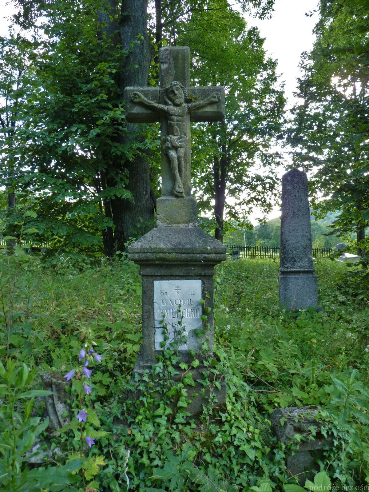 Stare nagrobki na cmentarzu w Puławach, Beskid Niski