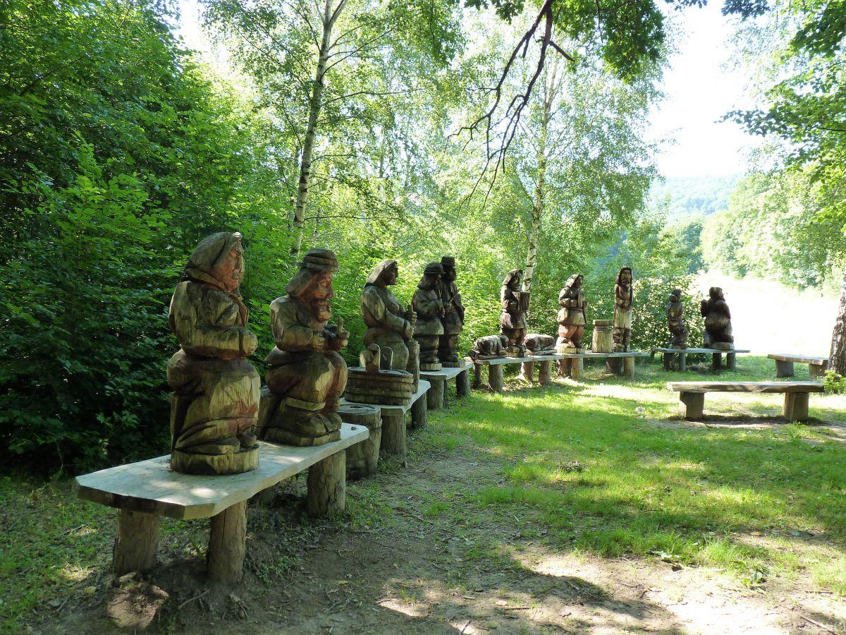 Drewniane rzeźby mieszkańców Wołtuszowej. Beskid Niski