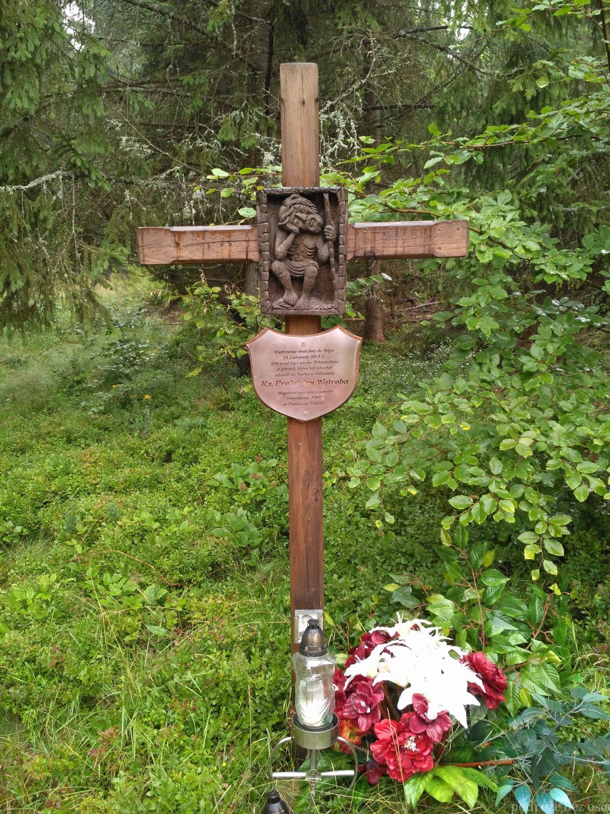 Drewniany krzyż upamiętniający księdza Jana Wątrobę
