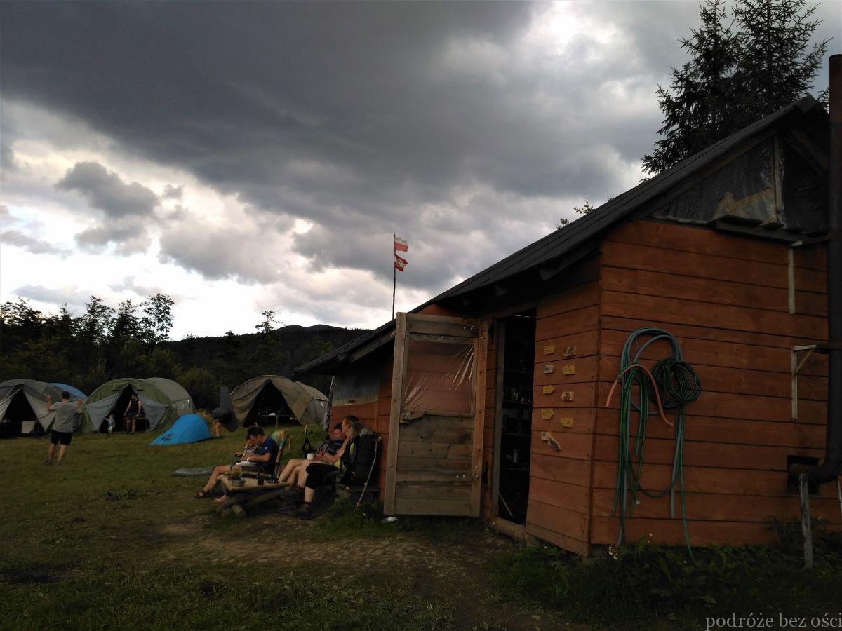 Wiata i namioty w bazie Głuchaczki
