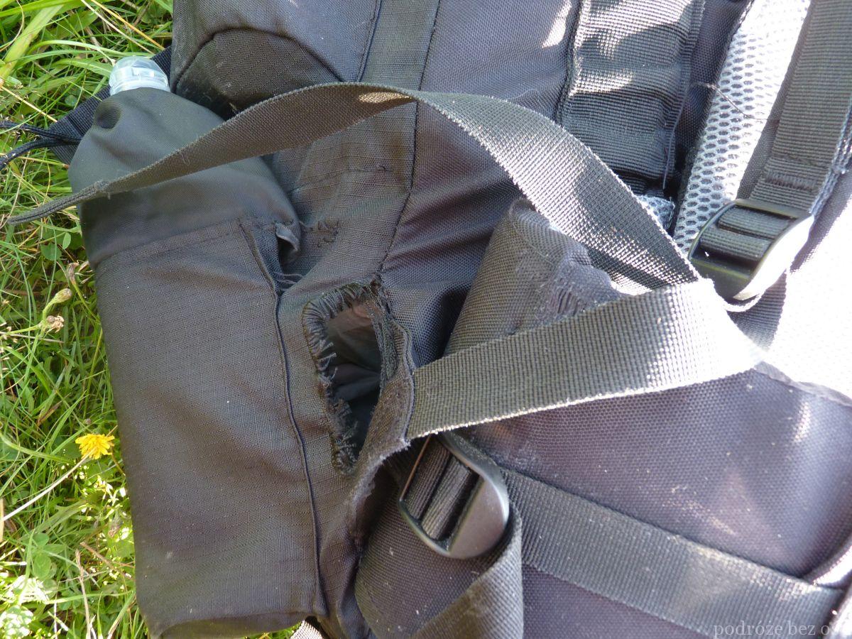 Z drugiej strony plecaka jest taka sama dziura