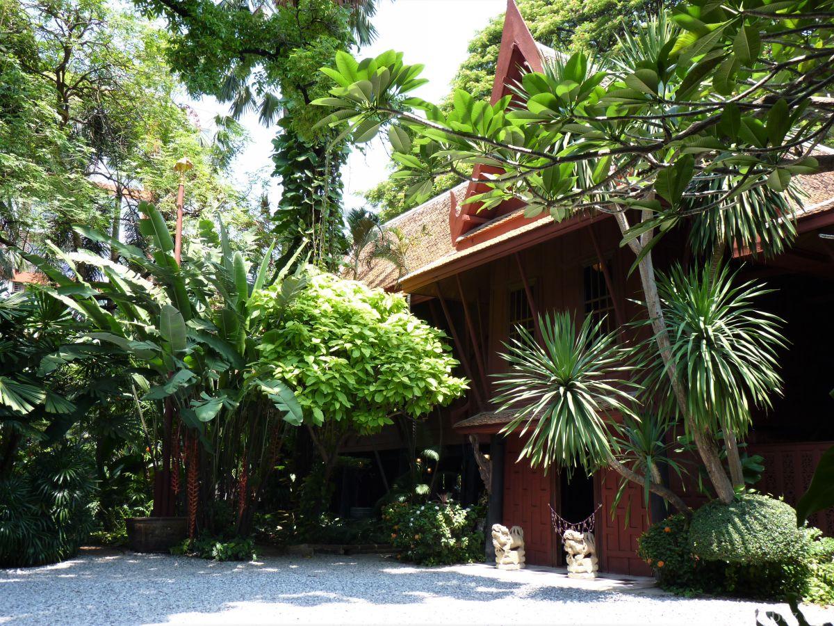 Dom jest ukryty w pięknym tropikalnym ogrodzie