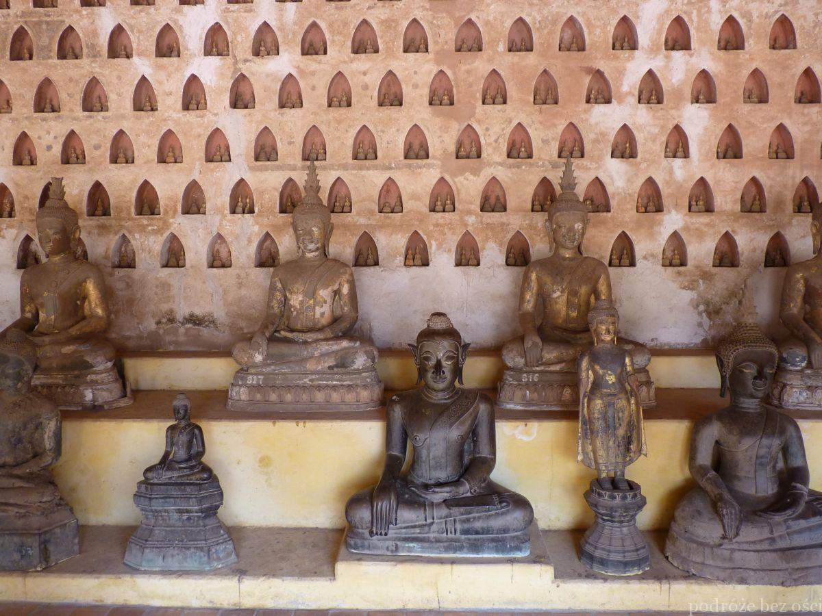 Posągi Buddy w Wat Si Saket
