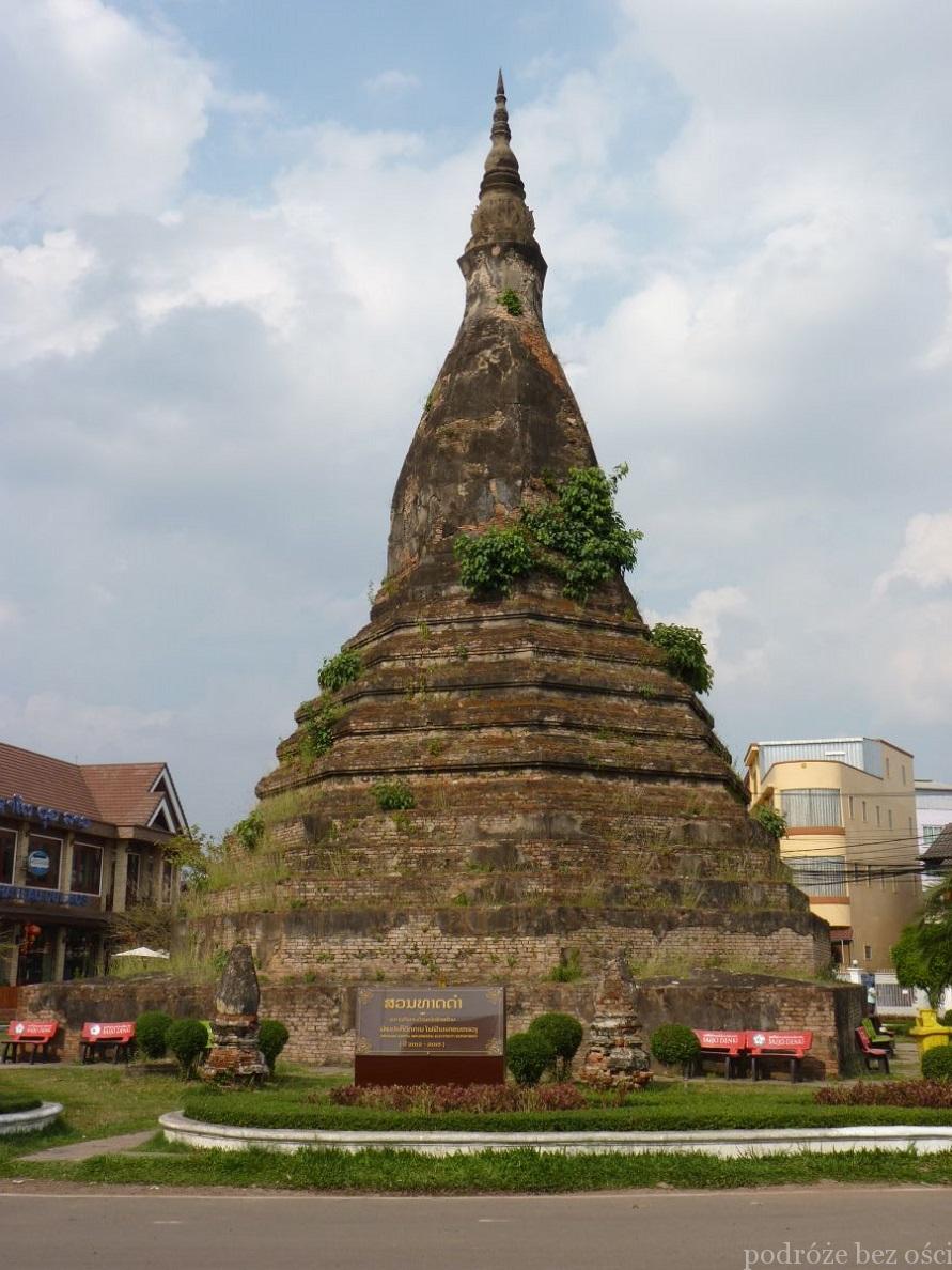 Czarna stupa Pha That Luang