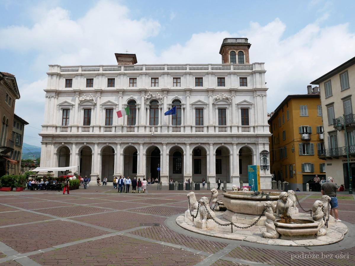 Bergamo Piazza Vecchia, palazzo Nuovo fontanna Contarin