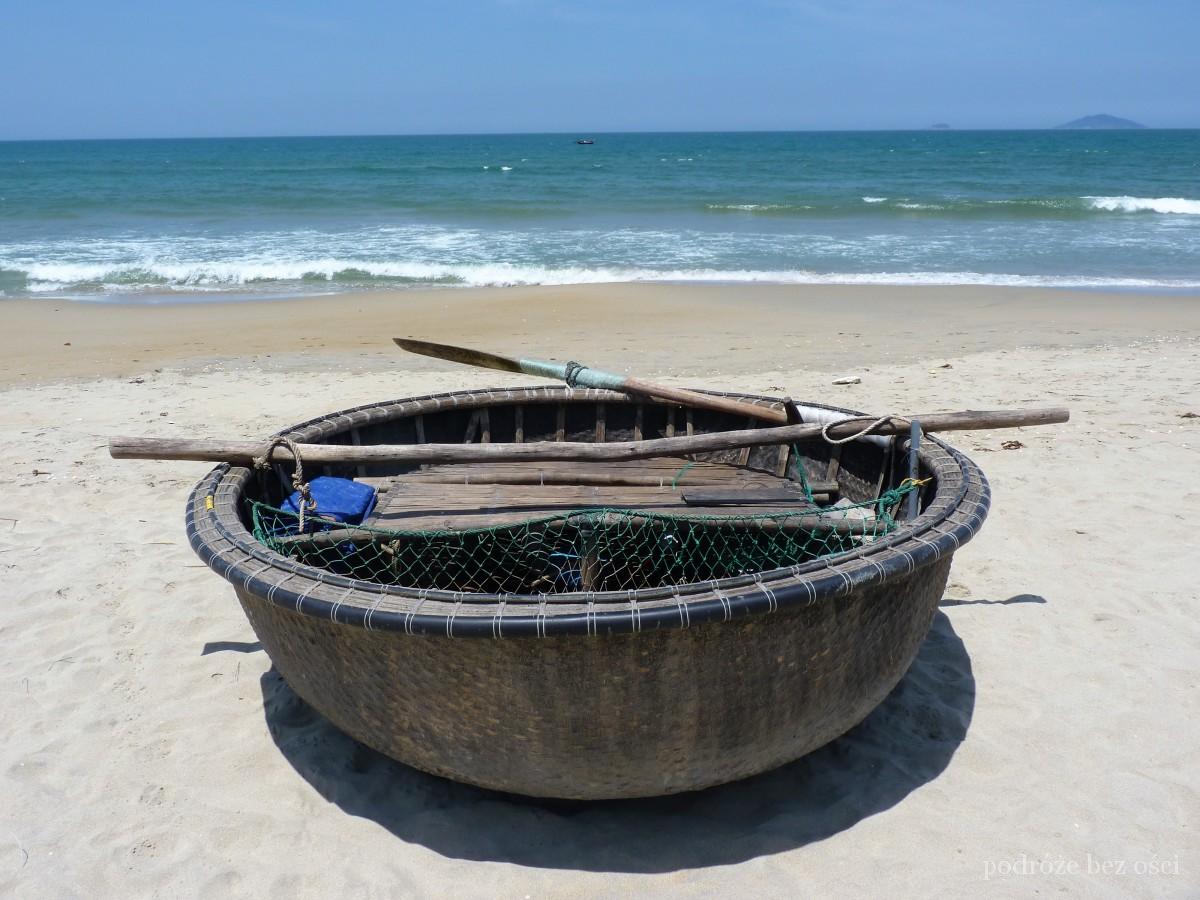Boat on a Beach in Hoi An, plaża Vietnam, Wietnam, Asia, Azja