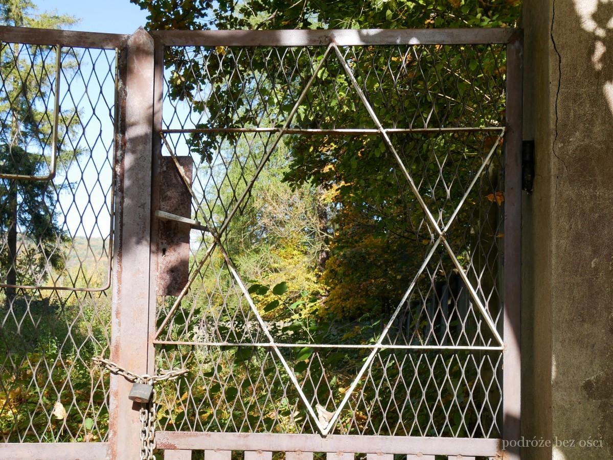 Milówka brama na cmentarz żydowski w Milówce
