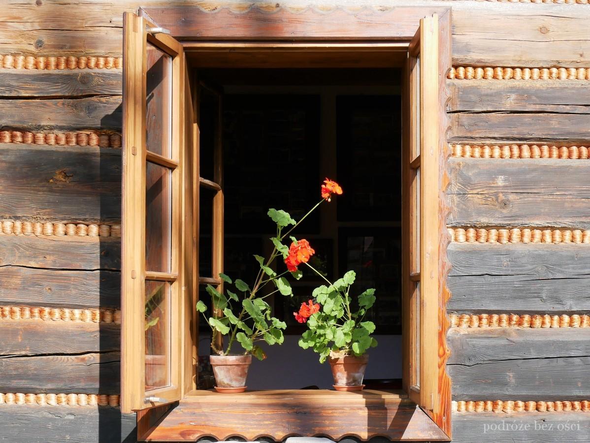 Milówka kwiaty w oknie chata z przyborowa Stara Chałupa muzeum Beskid Żywiecki Polska 2