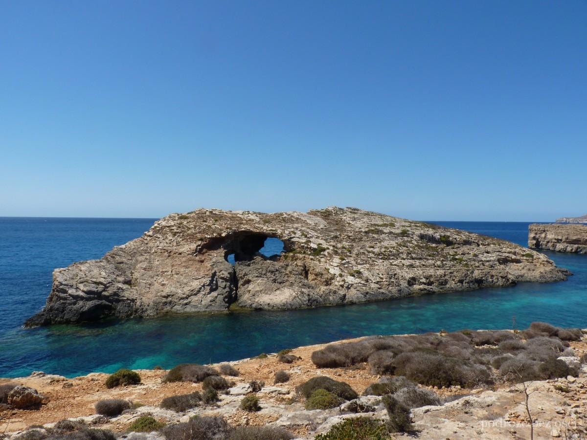 Wyspa Comino Kemonna Island Malta atrakcje raj paradise