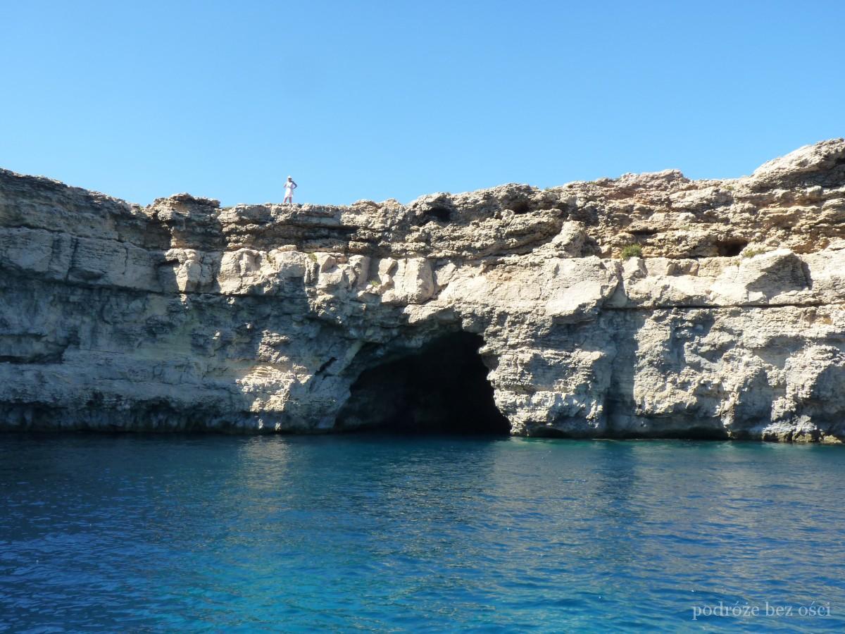 jaskinia na Wyspa Comino Kemonna Island Malta atrakcje
