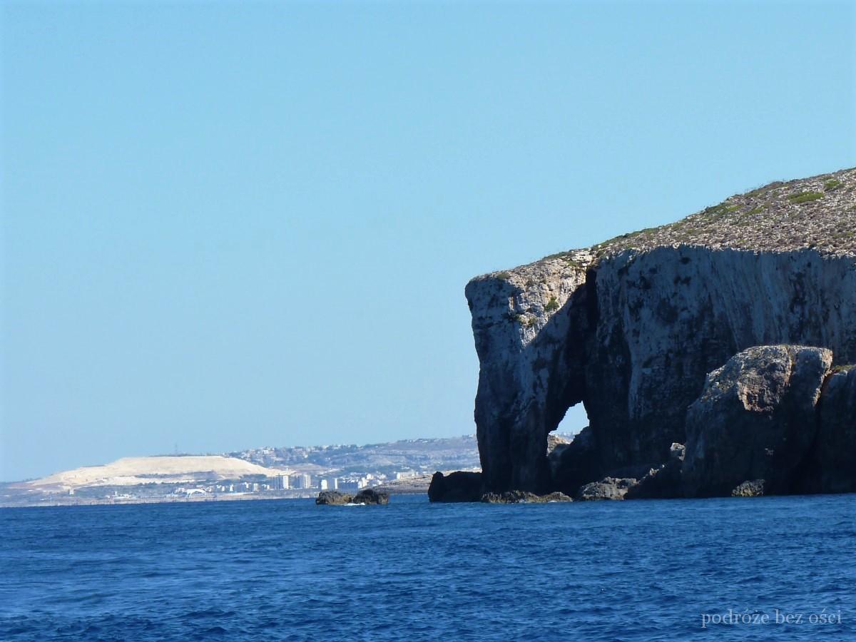 skała okno w kształcie słonia Wyspa Comino Kemonna Island Malta atrakcje rejs