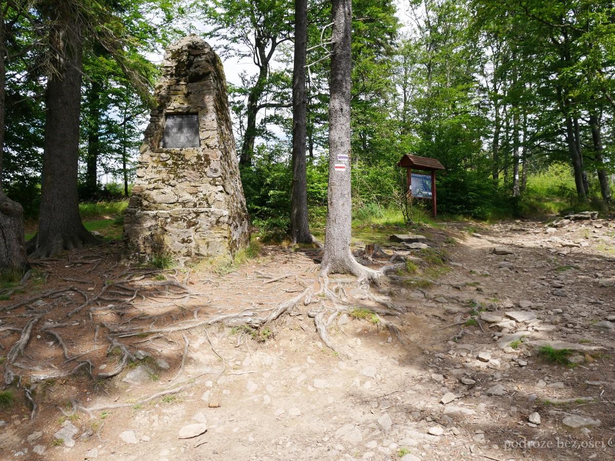 kamienny obelisk z tablicą pamiatkowa Carl Wiesen napis Dem Andenken des treuen Freundes unserer Berg gory sowie sudety