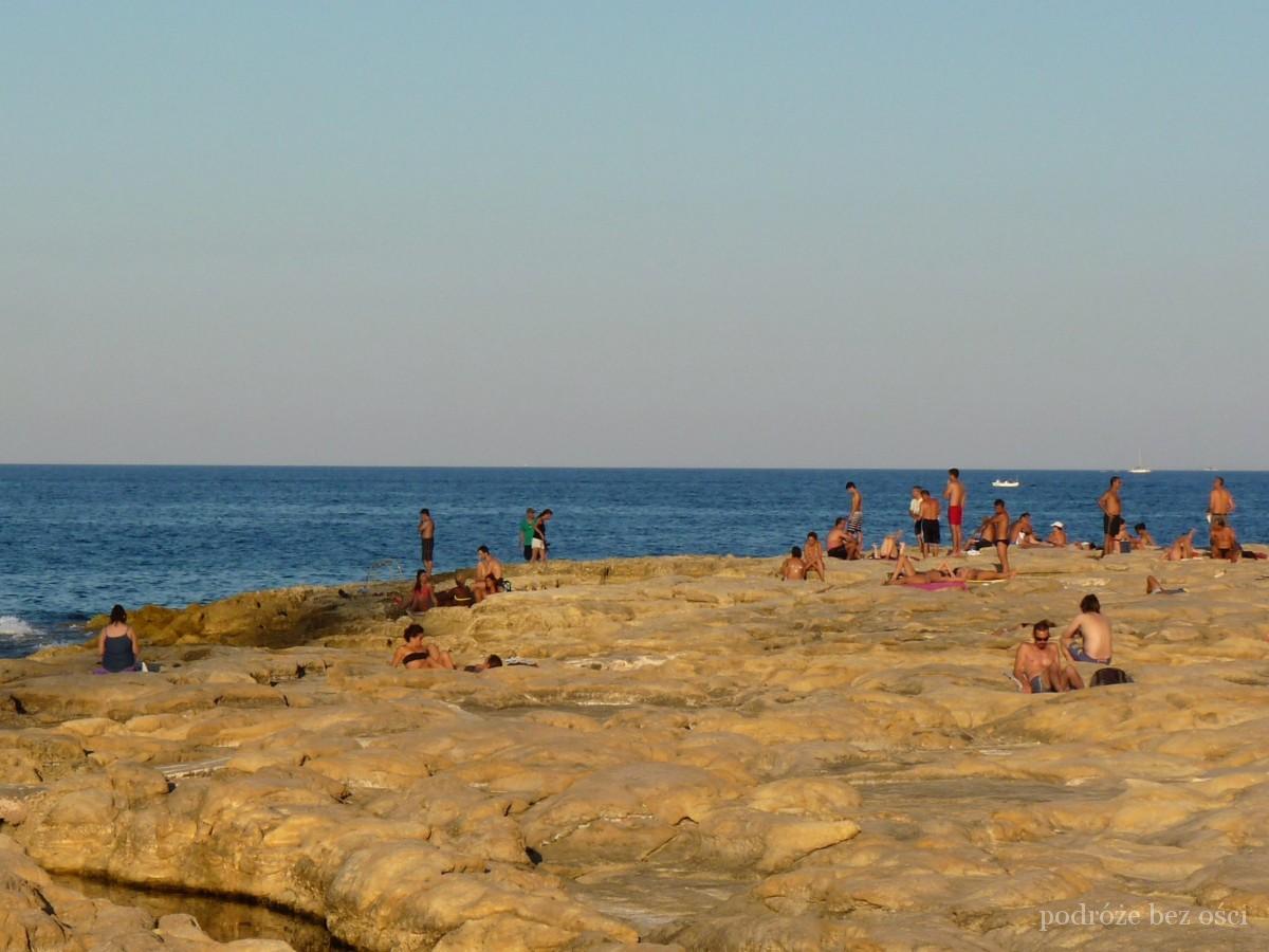 St Paul`s Bay, Wyspa Malta, kamienista plaża