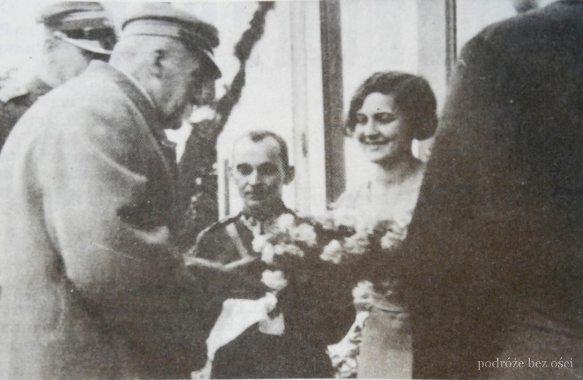 powitanie marszalka pilsudkiego przed dworem w moszczanicy kolo zywca wrzesien 1934