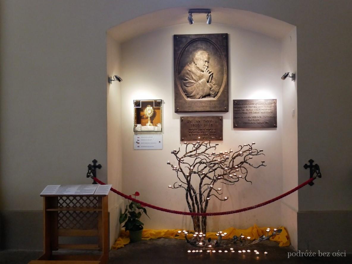 Płaskorzeźba oraz relikwia Jana Pawła II. Bazylika Nawiedzenia Najświętszej Marii Panny. Sanktuarium. Wambierzyce