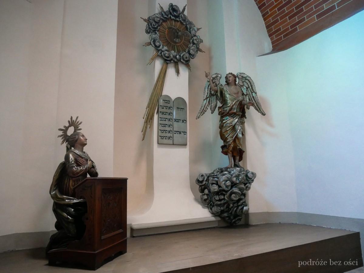 Rzeźby w krużgankach. Bazylika Nawiedzenia Najświętszej Marii Panny. Sanktuarium. Wambierzyce
