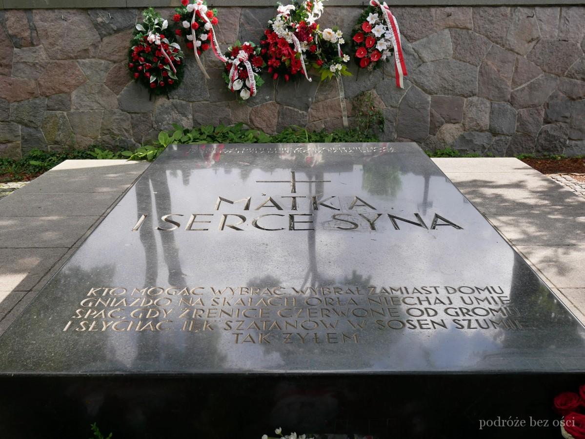 Cmentarz na Rossie w Wilnie. Grób, mauzoleum matki Piłsudskiego i jego serca