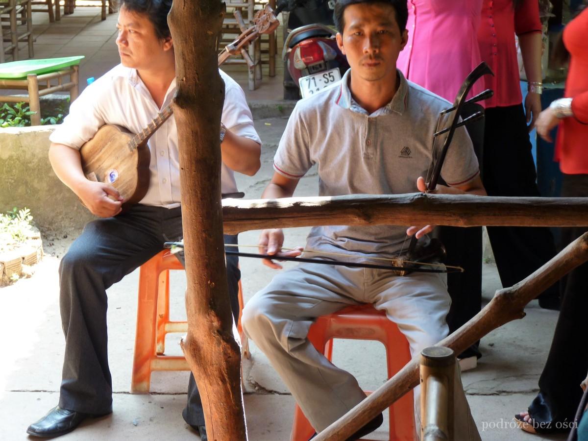 Występ lokalnych muzyków w trakcie wycieczki do delty Mekongu, Wietnam