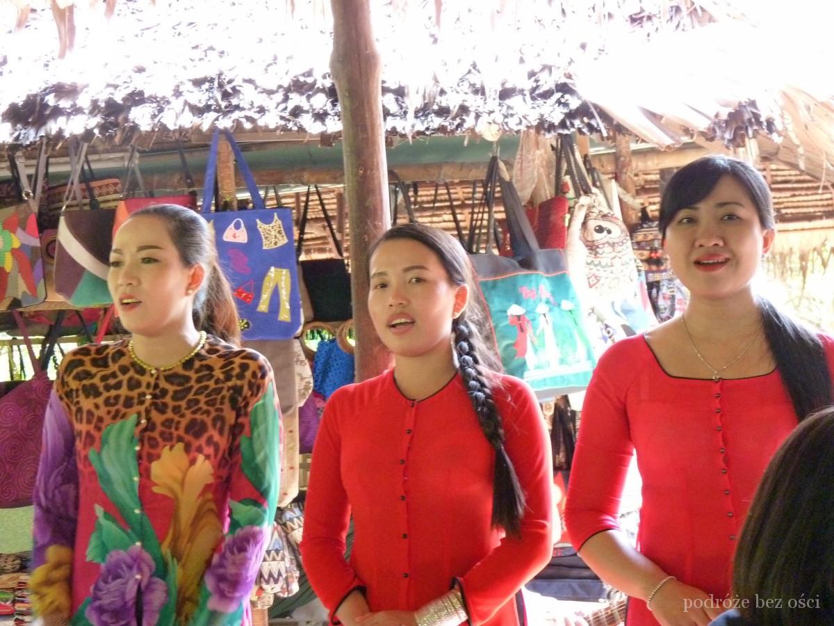 Występ lokalnych muzyków w trakcie wycieczki do delty Mekongu, Wietnam
