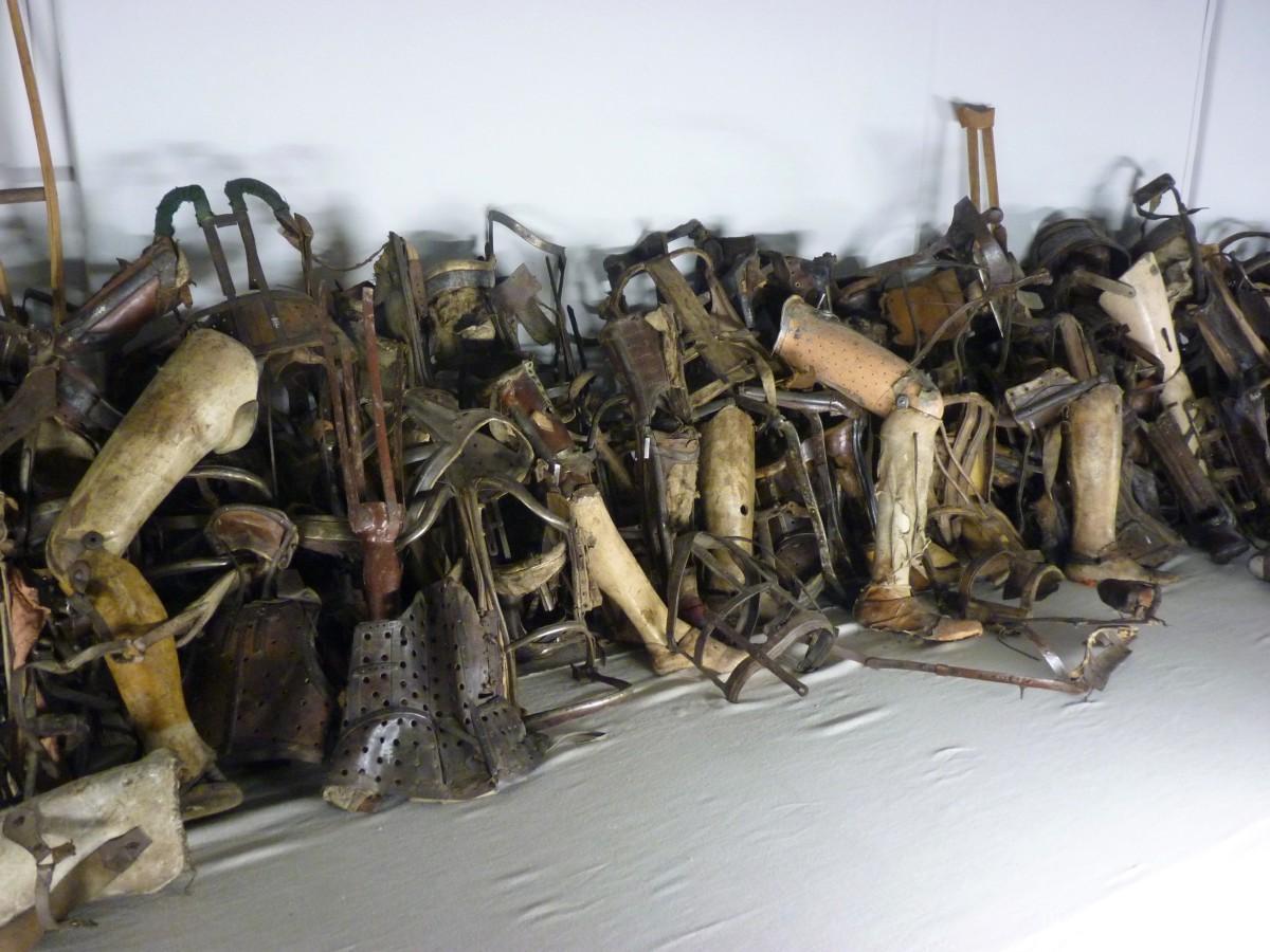 auschwitz birkenau zwiedzanie muzeum niemiecki oboz koncentracyjny zaglady w oswiecim wycieczka protezy