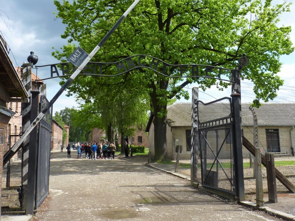 brama napis arbeit macht frei praca czyni wolnym auschwitz birkenau zwiedzanie muzeum niemiecki oboz koncentracyjny zaglady w oswiecim wycieczka 