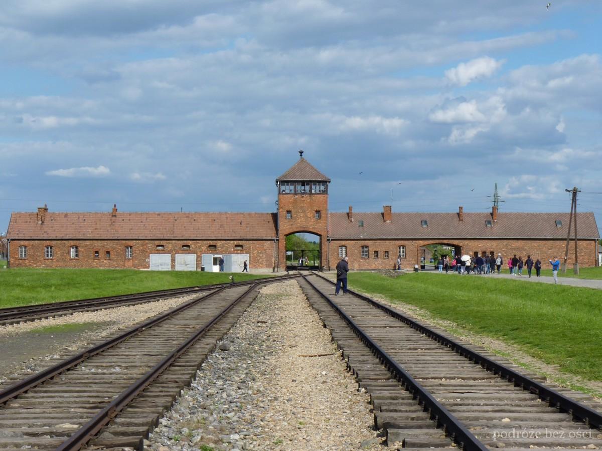wartownia brama glowna tory auschwitz ii birkenau zwiedzanie muzeum niemiecki oboz koncentracyjny zaglady w oswiecim wycieczka 