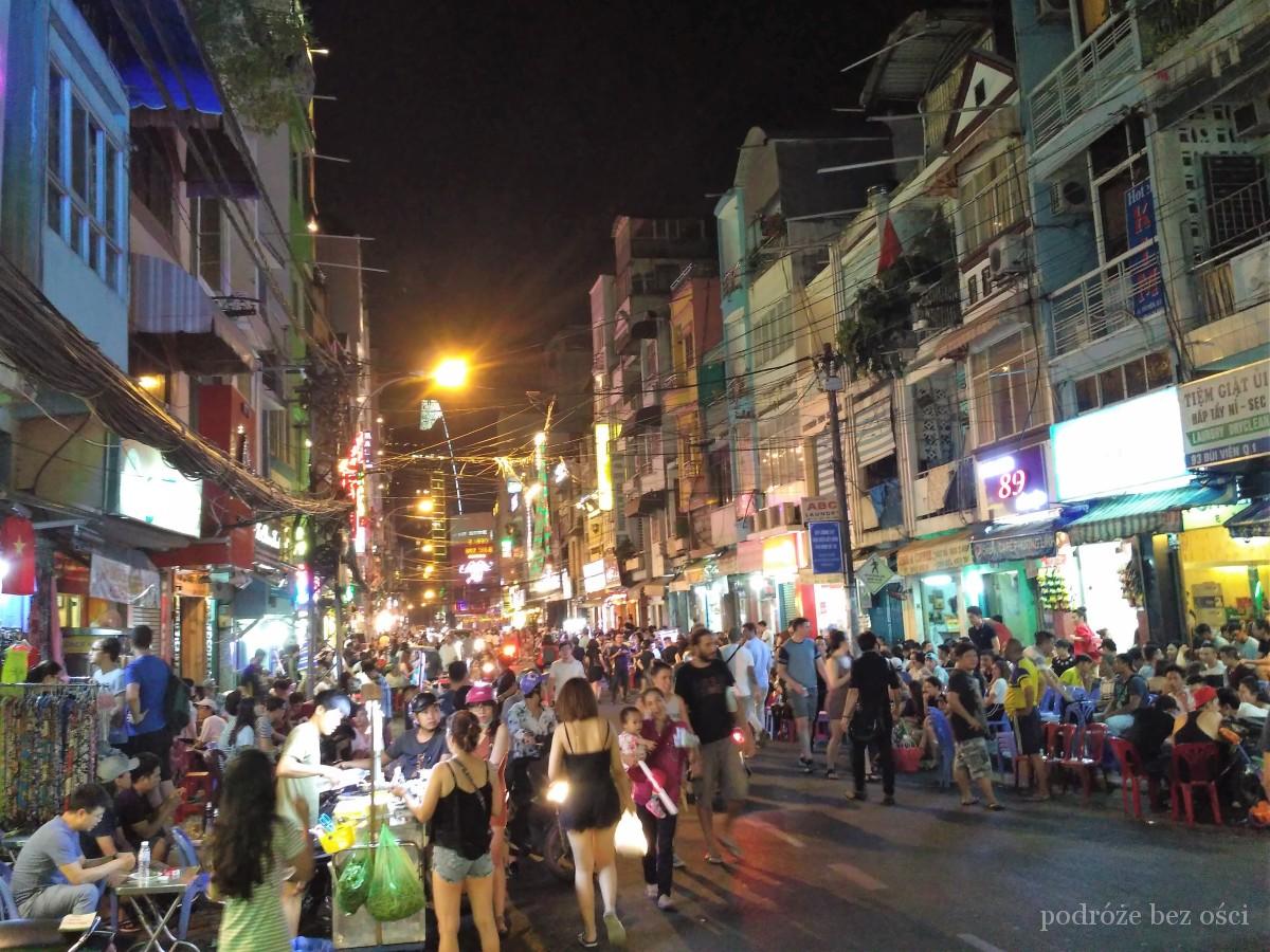 imprezowa ulica bui vien street ho chi minh sajgon atrakcje co warto zobaczyc zwiedzic przewodnik wietnam saigon najciekawsze ciekawe miejsca zabytki
