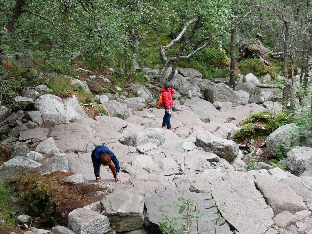 preikestolen pulpit rock ambona trekking wycieczka szlak najtrudniejszy odcinek norwegia (2)