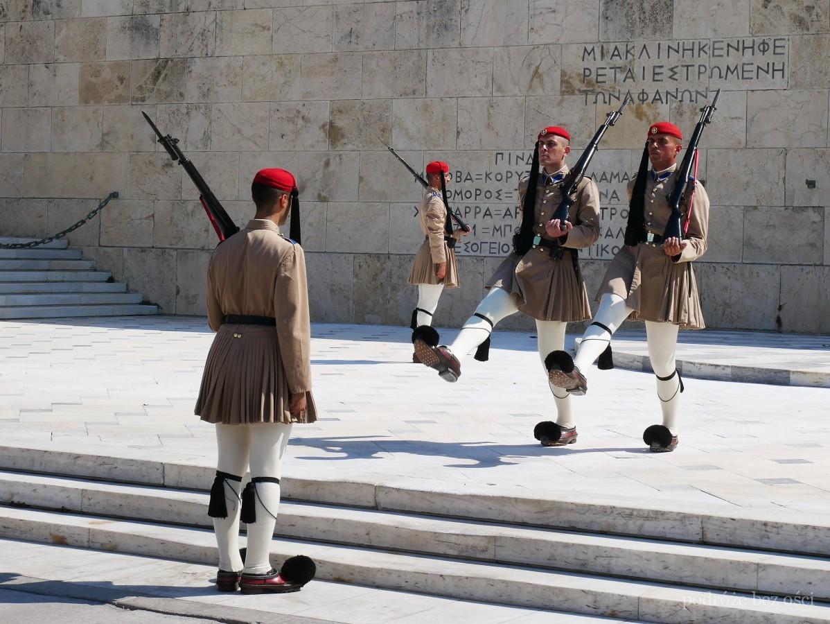 plac syntagma zmiana warty przed grobem nieznanego zolnierza ateny w atenach atrakcje zwiedzanie co warto zobaczyc stolica grecji na weekend przewodnik 