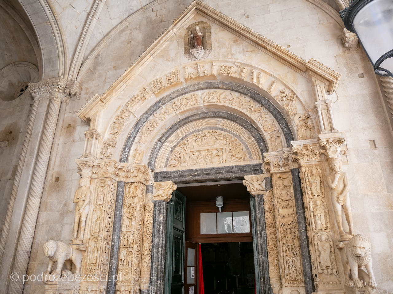 trogir katedra portal radovana atrakcje co warto zobaczyc zwiedzic w trogirze przewodnik chorwacja
