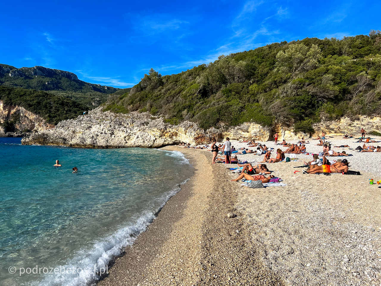 rovinia najpiekniejsze-plaze-na-korfu-grecja-plaza-piaszczysta-gdzie-warto-plazowac-jak-wygladaja-plaze-na-korfu-mapa-top-10-beaches-corfu-greece