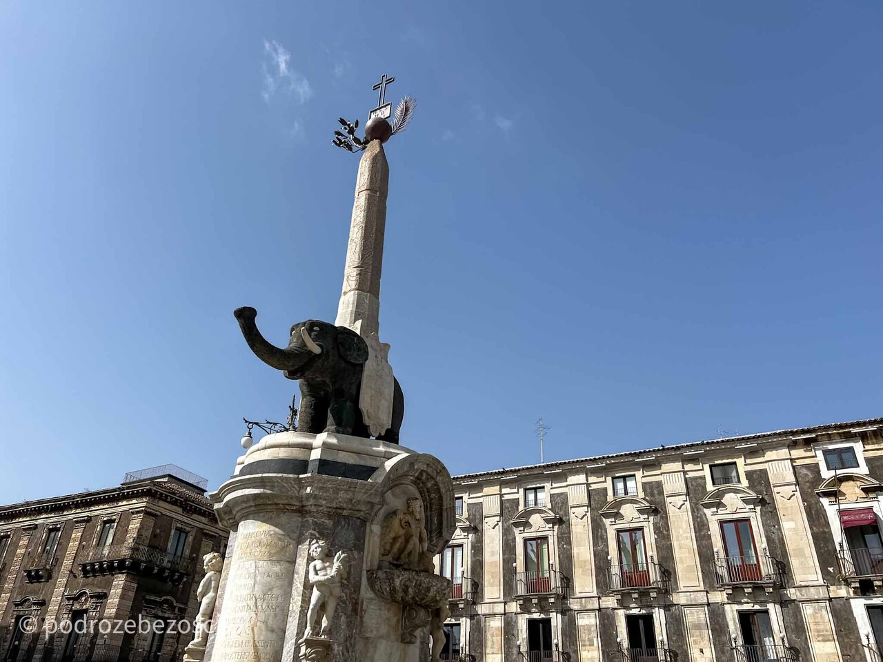 katania piazza duomo atrakcje co warto zobaczyc zwiedzic w katanii sycylia wlochy przewodnik zabytki zwiedzanie mapa noclegi pogoda catania