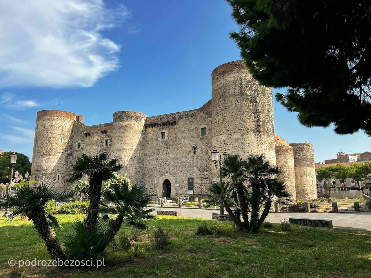 katania zamek castello ursino atrakcje co warto zobaczyc zwiedzic w katanii sycylia wlochy przewodnik zabytki zwiedzanie mapa noclegi pogoda catania