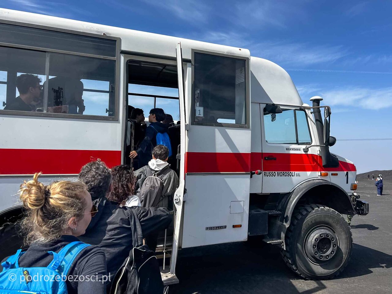 etna wulkan zwiedzanie jak wejsc na wlasna reke trekking kolejka linowa trekking bus torre del filosofo sycylia wlochy