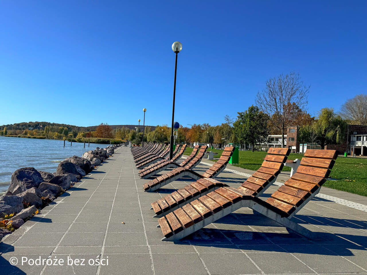 północny brzeg jeziora Balaton Balatonalmádi wakacje rodzinne Węgry promenada 