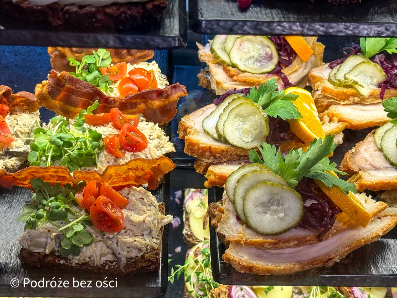 Tradycyjna duńska kanapka smørrebrød podawana w Kopenhadze Tradycyjna duńska kanapka smørrebrød podawana w Kopenhadze