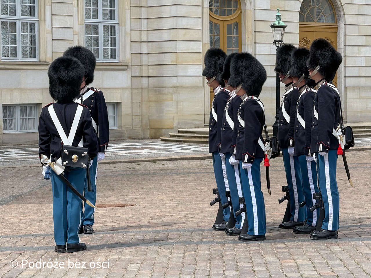 Zmiana warty przed pałacem Amalienborg w Kopenhadze Zmiana warty przed pałacem Amalienborg w Kopenhadze