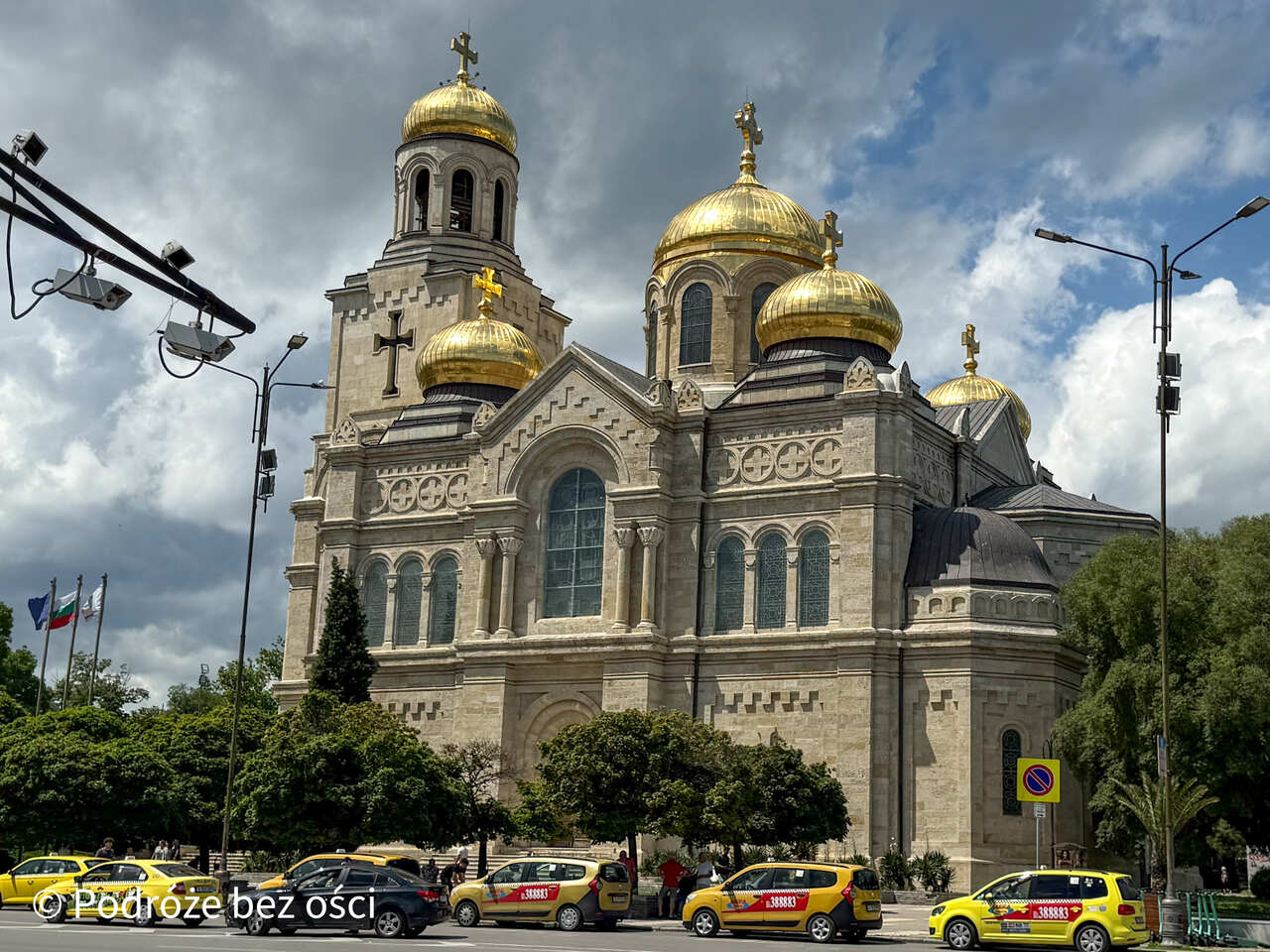 Katedra Zaśnięcia Matki Bożej w Warnie ze złotymi kopułami